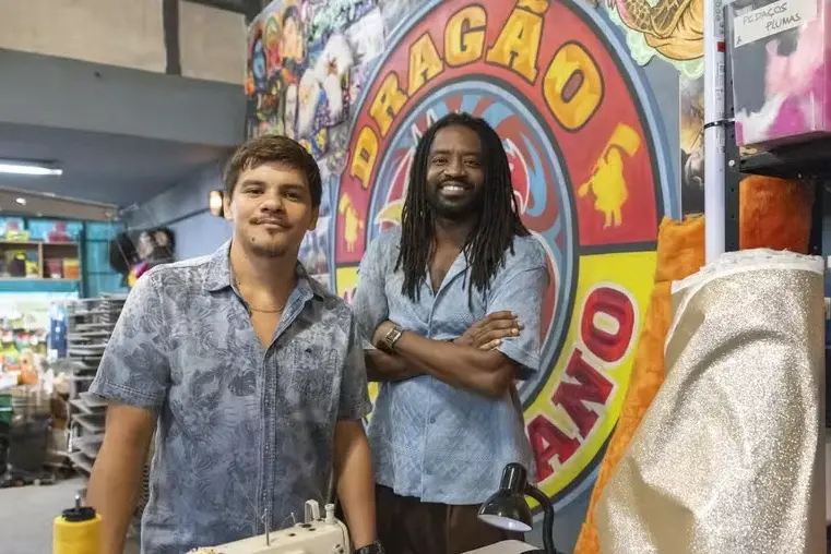 Adanilo e Fabrício Boliveira posam para foto nos bastidores de novelaAdanilo e Fabrício Boliveira posam para foto nos bastidores de novela