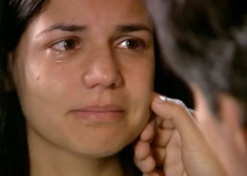 A mãe de Alexandra aparece para salvá-la e finalmente revela o problema que adoeceu a filha: “Eu não quis fazer aquilo”