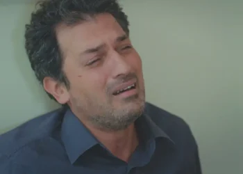 Arif chorando em cena de Força de Mulher.