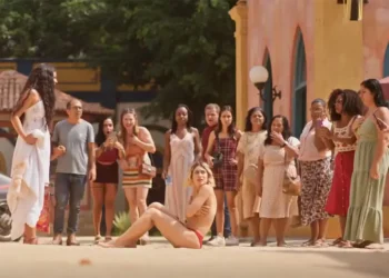 Blandina fica nua em plena praça pública
