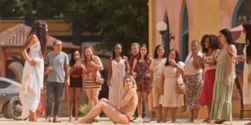 Blandina fica nua em plena praça pública