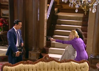 Cristina quebra promessa feita a Ivan de fugirem juntos com as joias, aponta uma arma para matá-lo e finalmente se revela: “Eu te usei”