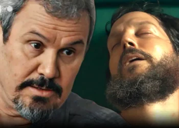Delegado Nórcia observando Egídio morto em Renascer.