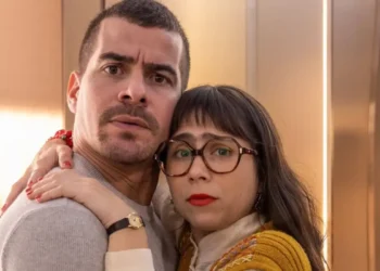 Júpiter (Thiago Martins) e Lupita (Daphne Bozaski) em Família é Tudo (Foto: Reprodução/TV Globo)
