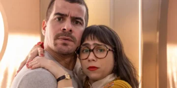 Júpiter (Thiago Martins) e Lupita (Daphne Bozaski) em Família é Tudo (Foto: Reprodução/TV Globo)