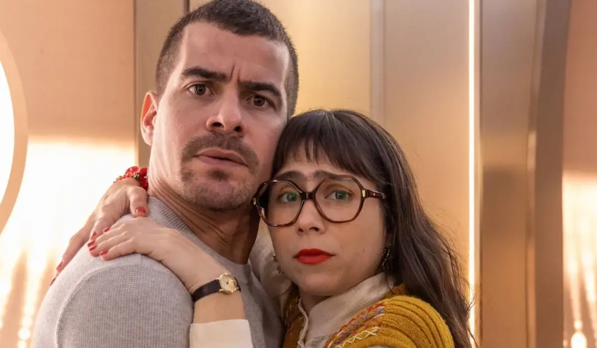 Júpiter (Thiago Martins) e Lupita (Daphne Bozaski) em Família é Tudo (Foto: Reprodução/TV Globo)