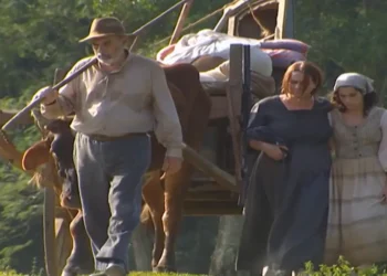 Felício e sua família são despejados da fazenda como indigentes, e seus pertences são queimados pelos capangas de Justino