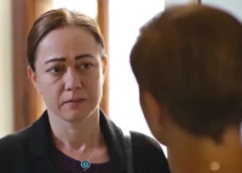 Hatice frente a frente com a ex-amante do seu falecido marido, em cena de Força de Mulher.