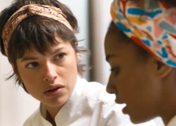Luma (à esquerda) observando Viola, em cena da novela Mania de Você.