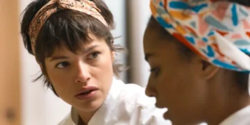 Luma (à esquerda) observando Viola, em cena da novela Mania de Você.