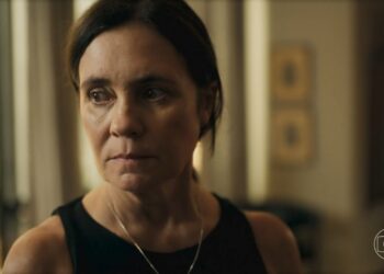Mércia (Adriana Esteves) com cara de assustada