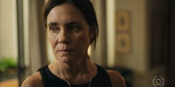 Mércia (Adriana Esteves) com cara de assustada