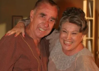 Ofélia é desmascarada, e seu ex-marido, que todos acreditavam estar morto, reaparece vivo para exigir seu lugar