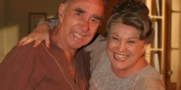 Ofélia é desmascarada, e seu ex-marido, que todos acreditavam estar morto, reaparece vivo para exigir seu lugar