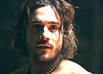 Rudá, personagem de Nicolas Prattes, em cena de Mania de Você.