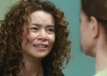 Sirin chorando diante de Hatice em cena da novela Força de Mulher.