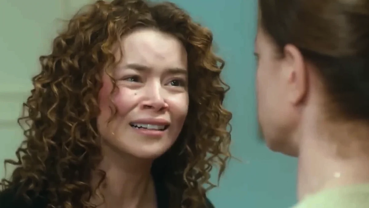 Sirin chorando diante de Hatice em cena da novela Força de Mulher.