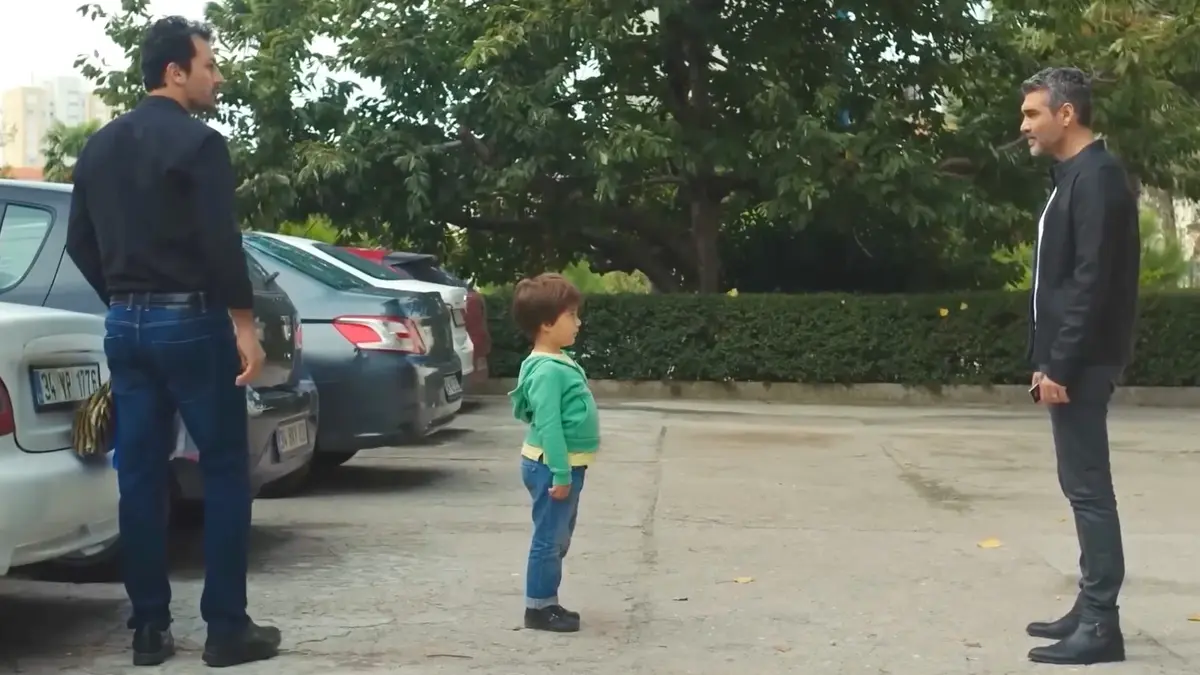 Arif observa Doruk e Sarp frente a frente, em cena de Força de Mulher.