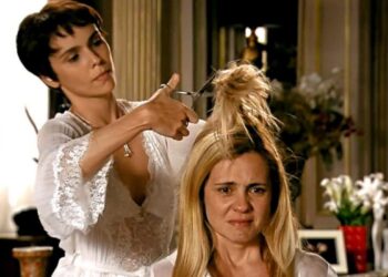 Nina (Débora Falabella) e Carminha (Adriana Esteves) em Avenida Brasil (Foto: Reprodução/TV Globo)