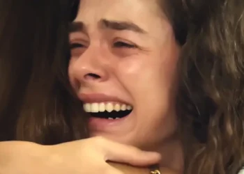 Bahar abraça Sirin, emocionada.