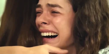 Bahar abraça Sirin, emocionada.