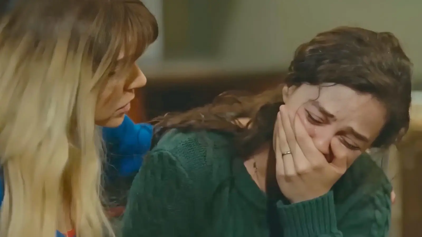 Ceyda consola Bahar em cena de Força de Mulher.