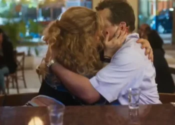 Roxelle e Chico se beijam