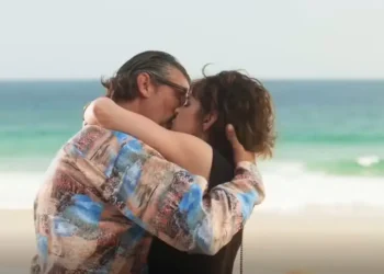 Osmar e Violeta se beijam apaixonadamente