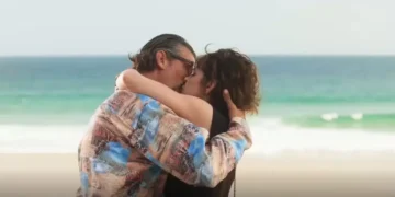 Osmar e Violeta se beijam apaixonadamente