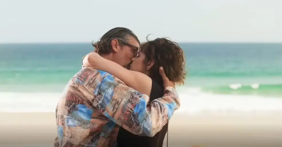 Osmar e Violeta se beijam apaixonadamente 