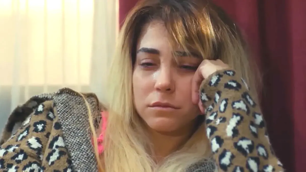 Ceyda triste em cena da novela Força de Mulher.