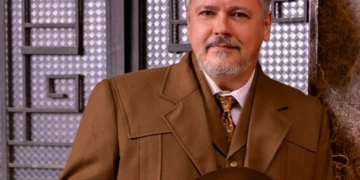 Danton Mello caracterizado como Raimundo em Garota do Momento