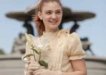 Debora Ozório caracterizada como Celeste