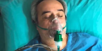 Enver com uma máscara de oxigênio no hospital, em Força de Mulher.