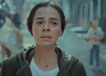 Özge Özpirinçci (Bahar) em Força de Mulher (Foto: Reprodução/Record)