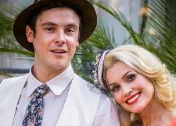 Sergio Guizé (Candinho) e Flávia Alessandra (Sandra) em Eta Mundo Bom (Foto: Divulgação/TV Globo)