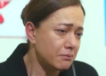 Hatice chorando em cena da novela Força de Mulher.