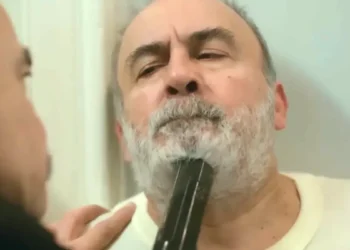 Hikmet com uma arma em Yusuf, em cena de Força de Mulher.