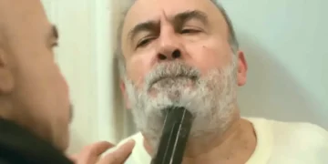 Hikmet com uma arma em Yusuf, em cena de Força de Mulher.