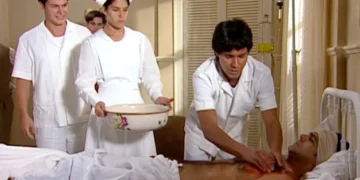 José Aristides se disfarça de enfermeiro, entra no quarto para tratar as feridas de Rafael com babosa, mas é surpreendido por Cristina