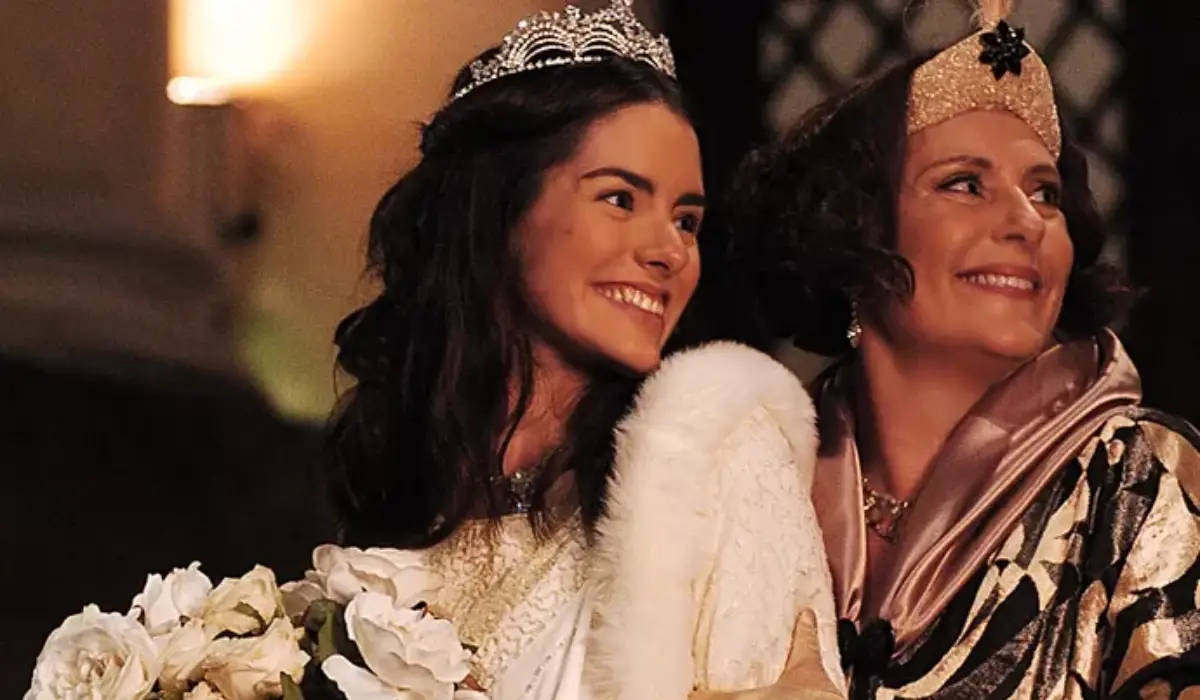 Liliana de Castro (Luna) e Elizabeth Savalla (Agnes) em Alma Gêmea (Foto: Márcio de Souza/TV Globo)