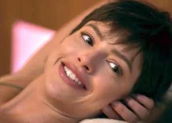 Luma (Agatha Moreira) sorridente