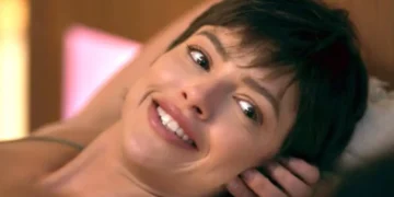 Luma (Agatha Moreira) sorridente