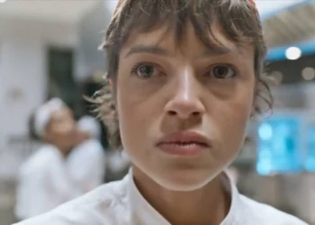 Luma, com olhar sério, em cena da novela Mania de Você.