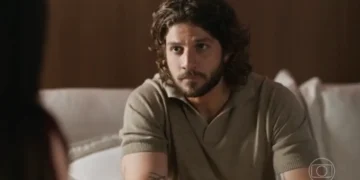 Mavi (Chay Suede) é o assassino de Molina (Rodrigo Lombardi) em Mania de Você (Foto: Reprodução/TV Globo)