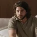 Mavi (Chay Suede) é o assassino de Molina (Rodrigo Lombardi) em Mania de Você (Foto: Reprodução/TV Globo)