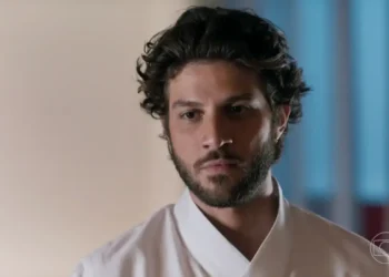 Chay Suede (Mavi) em cena de Mania de Você (Foto: Reprodução/TV Globo)