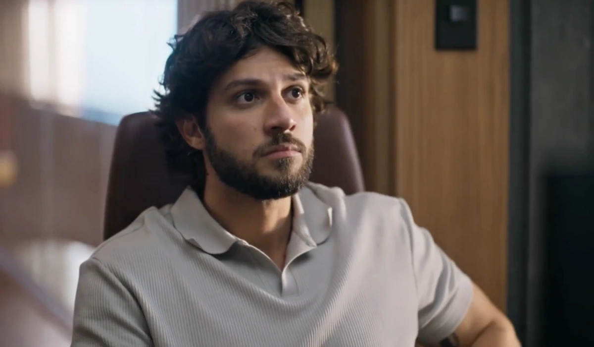 Chay Suede (Mavi) em cena de Mania de Você (Foto: Reprodução/TV Globo)