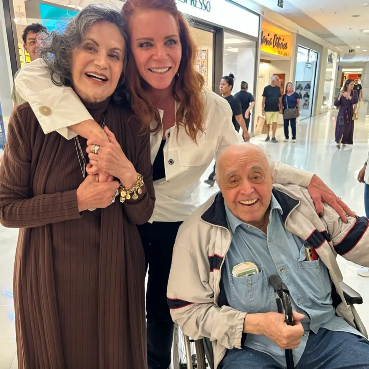 Mauro Mendonça e Rosamaria Murtinho com a jornalista Leilane Neubarth; ator apareceu em cadeira de rodas (Foto: Reprodução/Instagram)