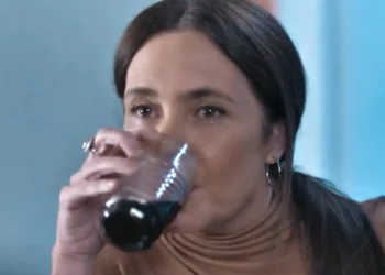 Mércia tomando café em cena da novela Mania de Você.
